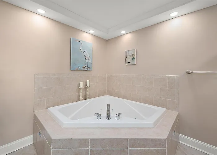 3 Bedroom Ocean Block At Seaside Retreat Just Steps From The Beach! Holiday home *